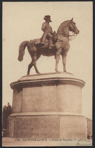 La statue équestre de Napoléon Ier, sur la place Napoléon (église Saint-Louis, vue 2).